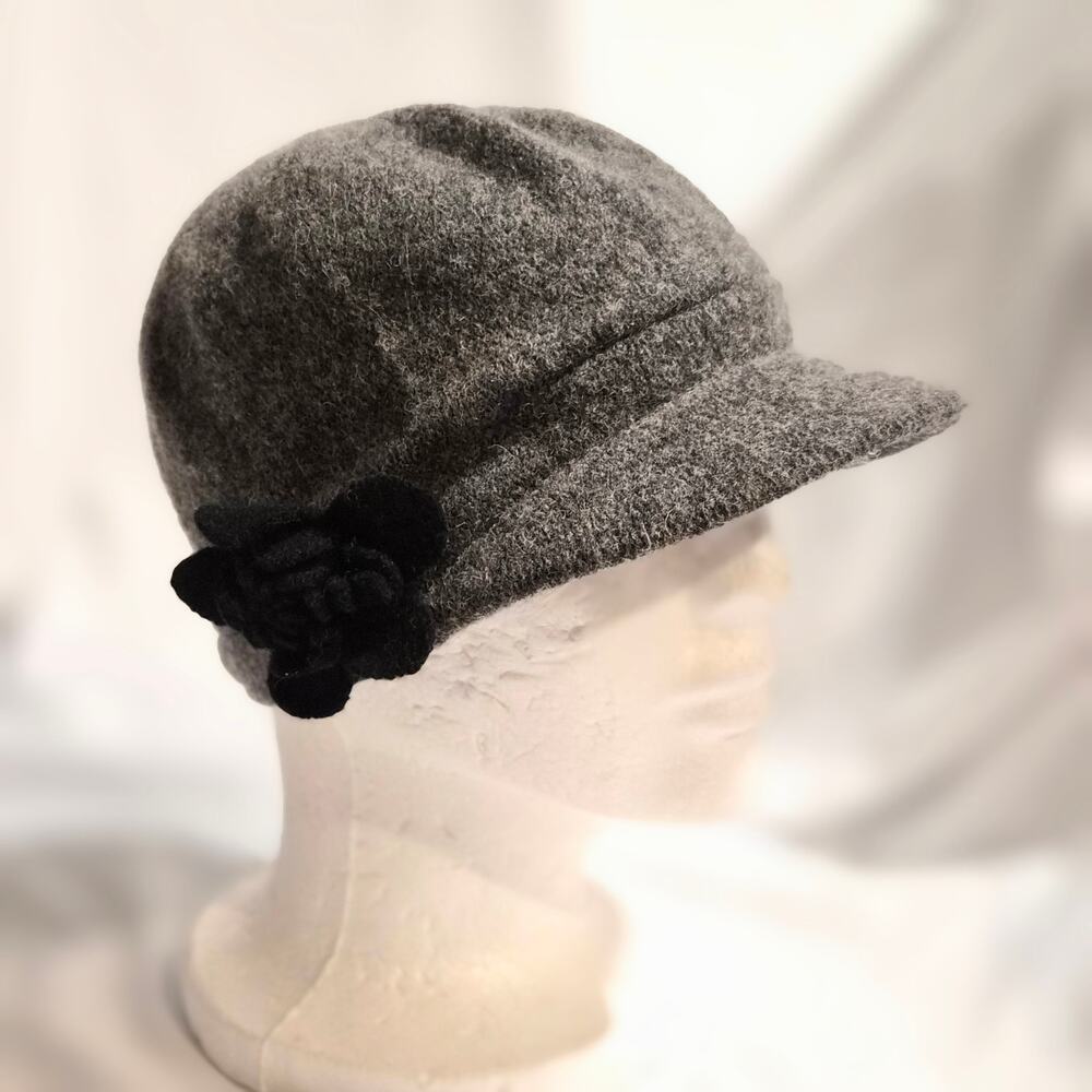 VTG Woolrich 100% Wool Gray Newsboy Cloche Hat Black Flower Accent Cap 57cm